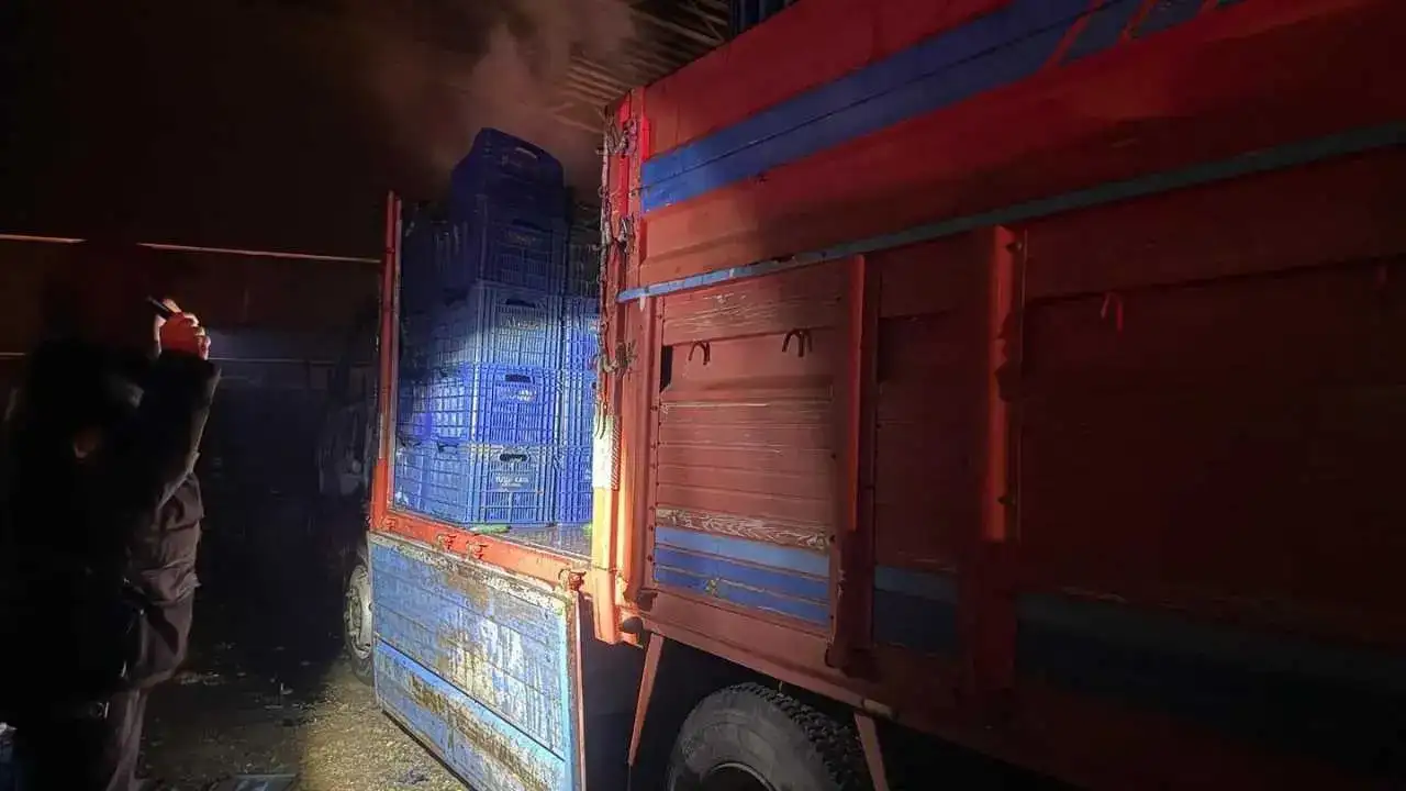 Gazipaşa’da Park Halindeki Kamyonet Küle Döndü 2